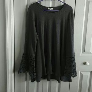 Woman's long-sleeved tunic